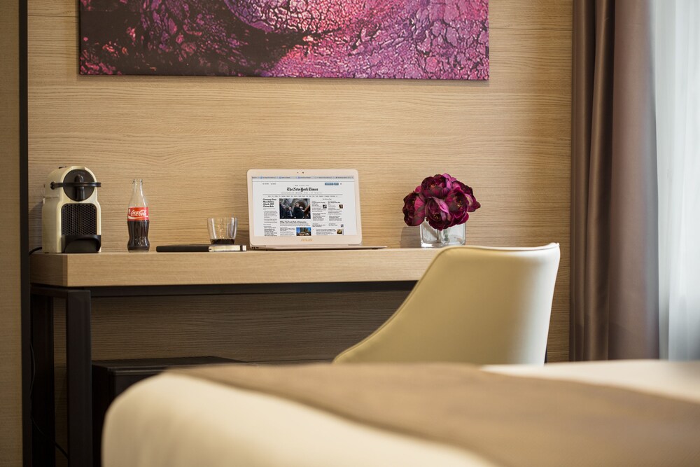 Dominic & Smart Luxury Suites Republic Square 3