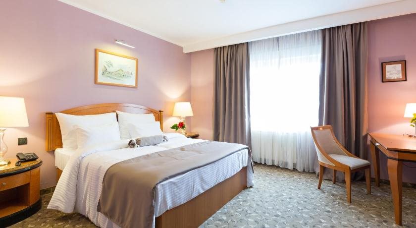Sterling Hotel 16