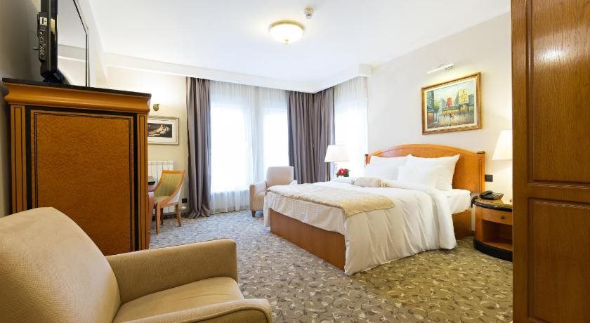 Sterling Hotel 19