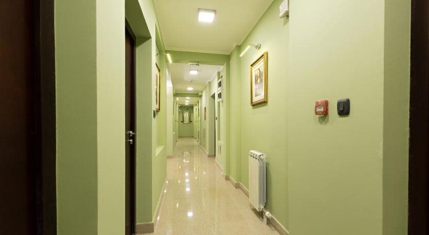 Sterling Hotel 23