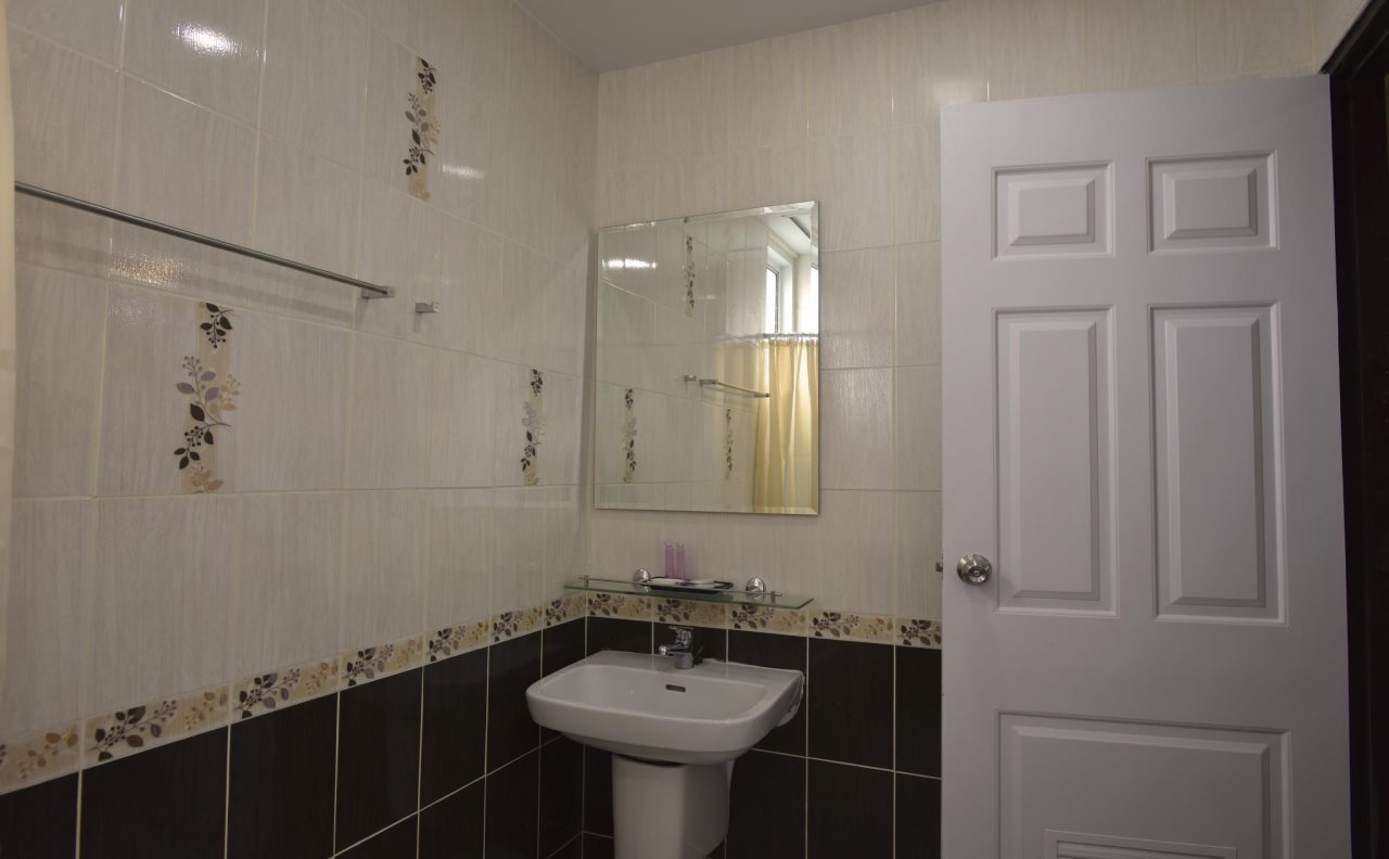 Gold Airport Suites 14