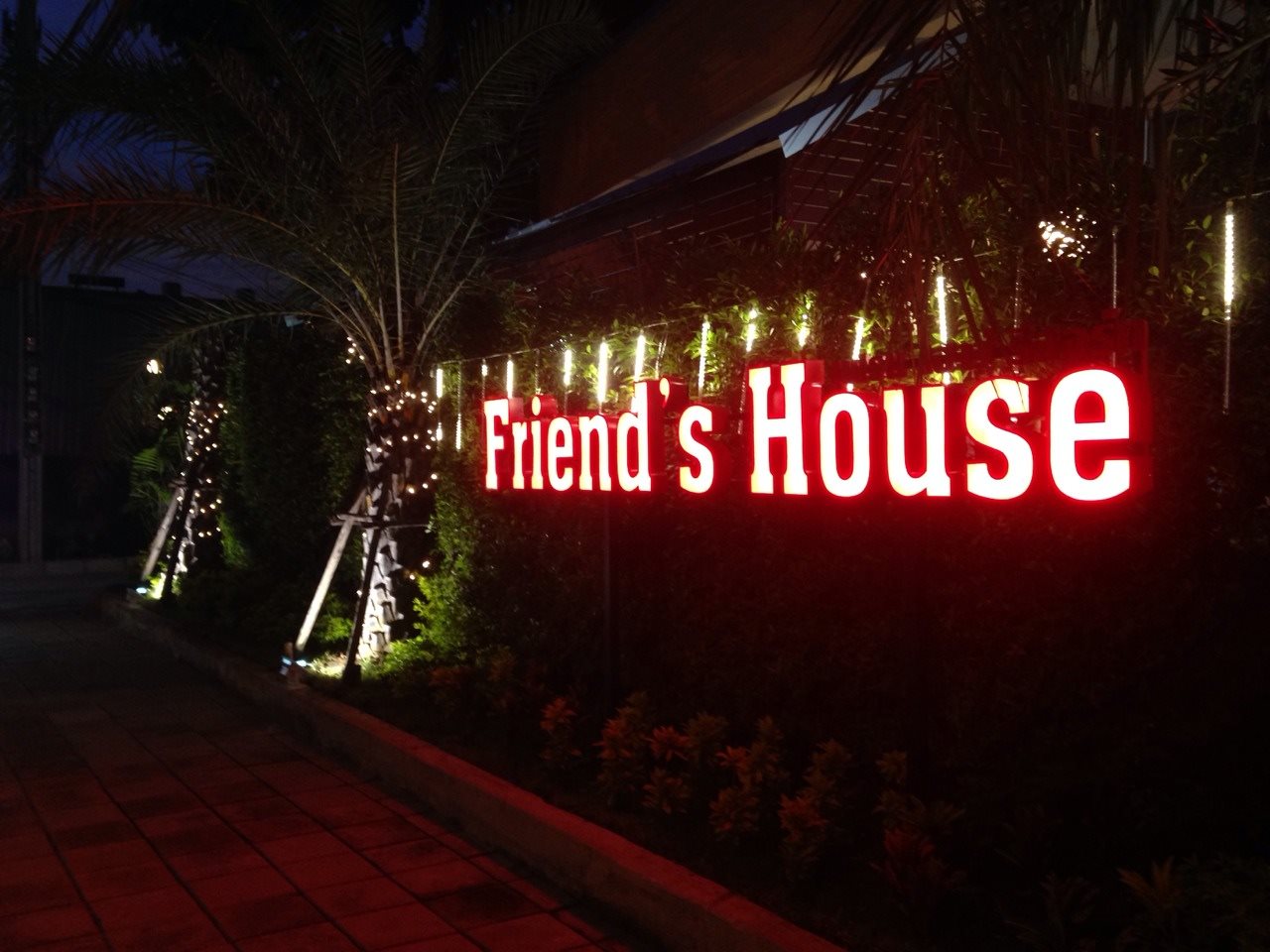 Friend's House Resort 8