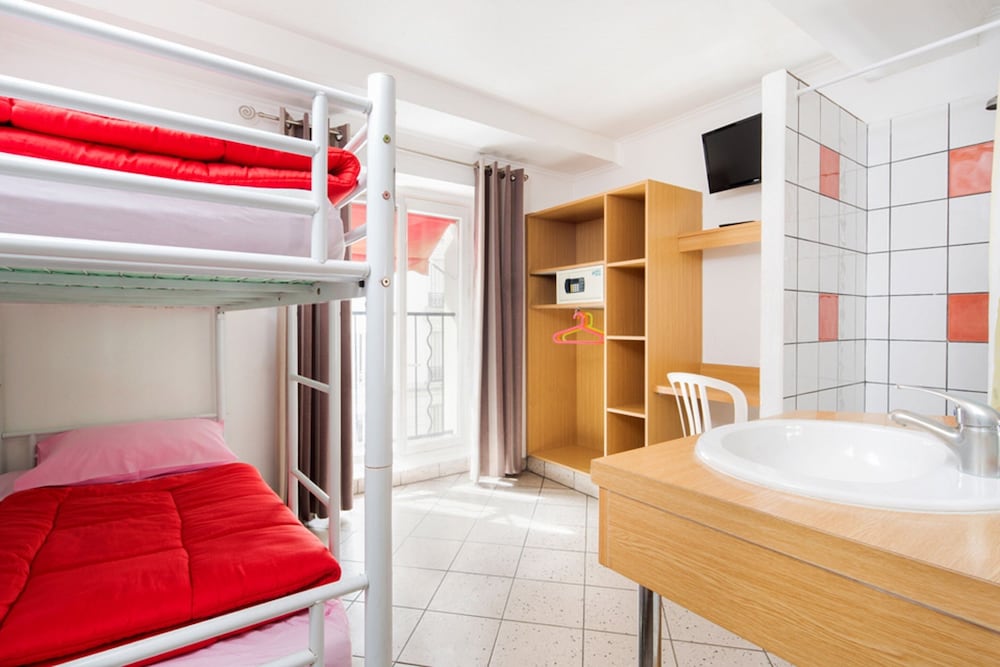 Bastille Hostel 8