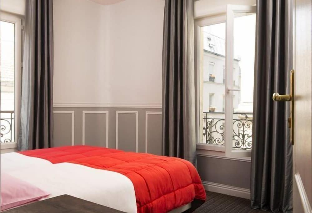 Bastille Hostel 18