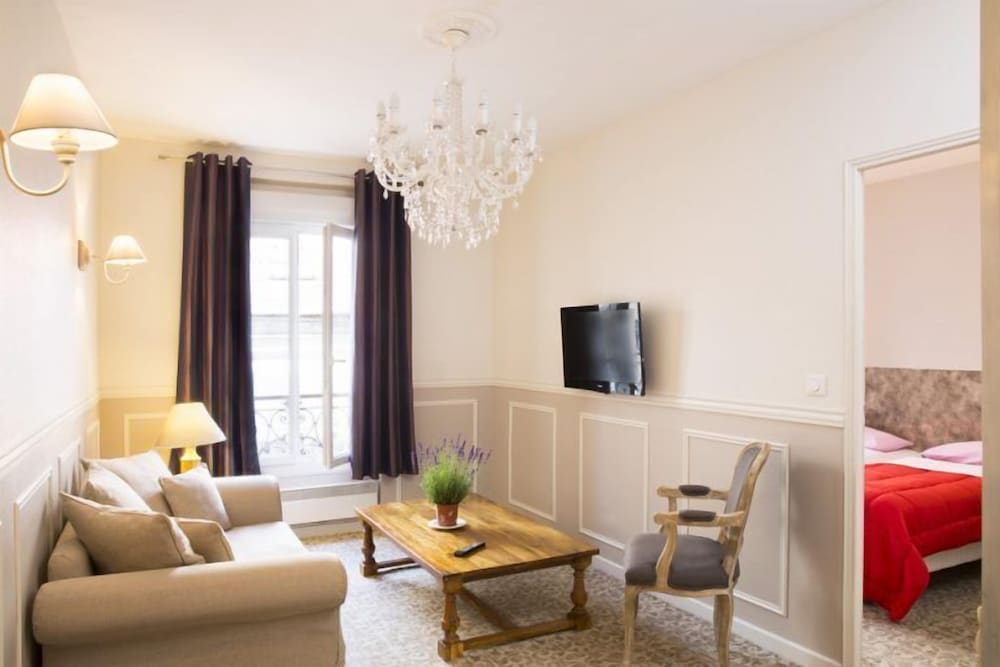 Bastille Hostel 12