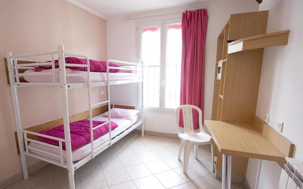 Bastille Hostel 10