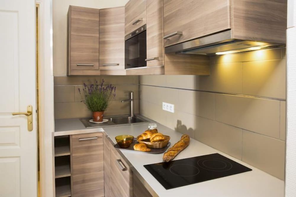 Bastille Hostel 13