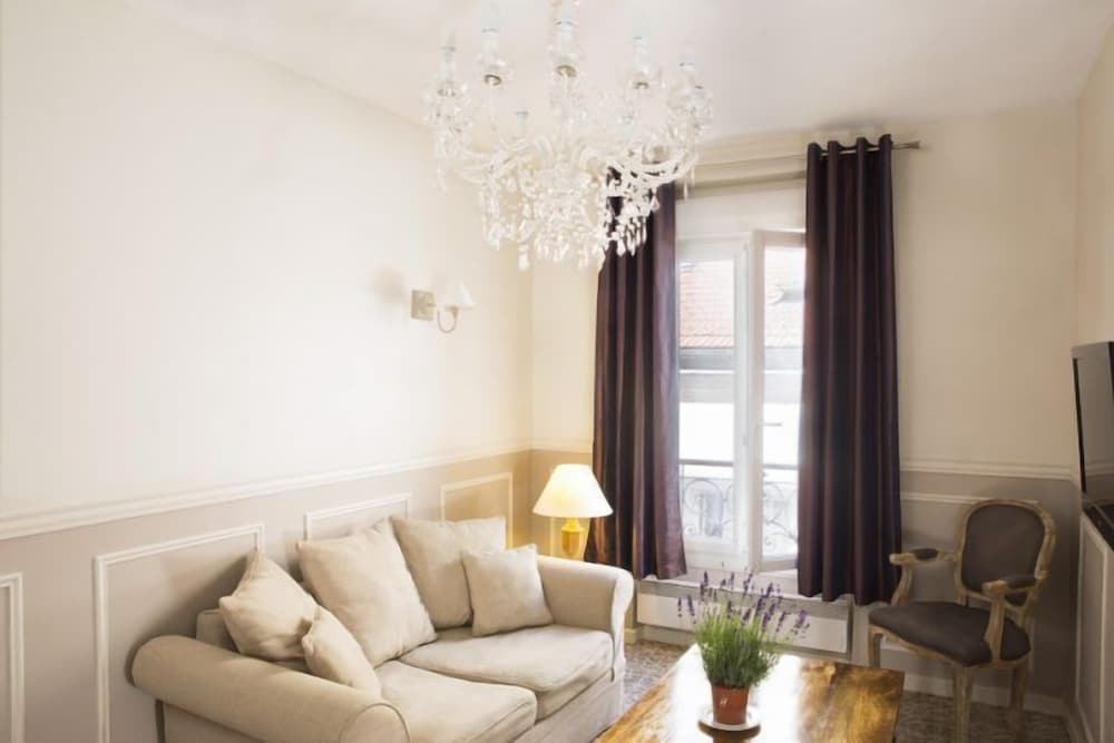 Bastille Hostel 24