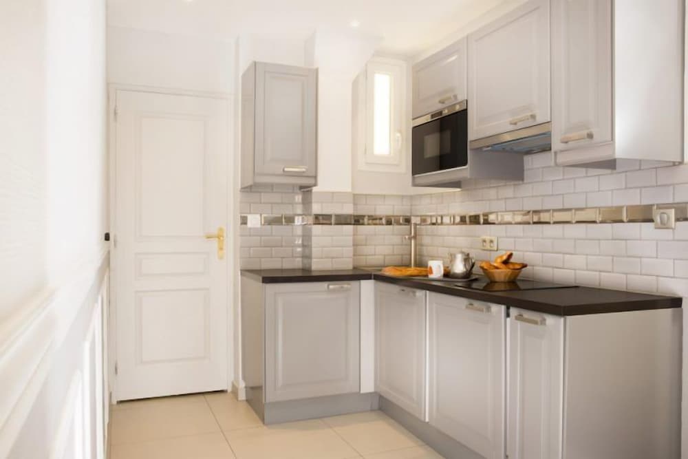 Bastille Hostel 17