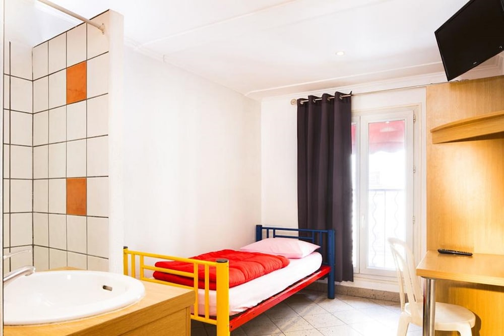 Bastille Hostel 9