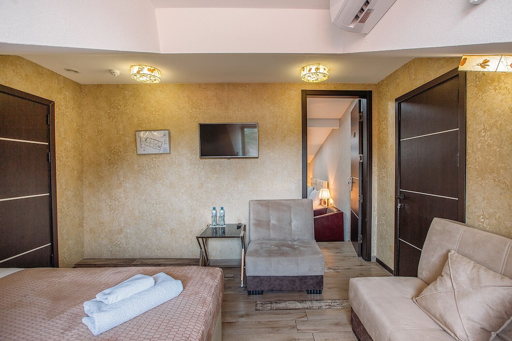 Aivani Hotel 24