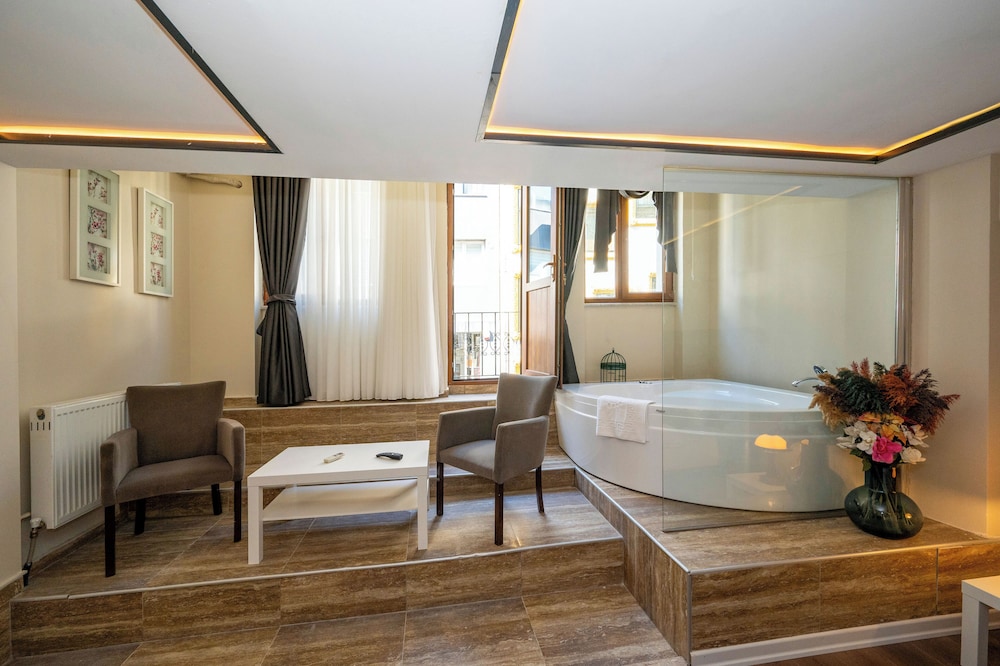 Aiza Suites 9