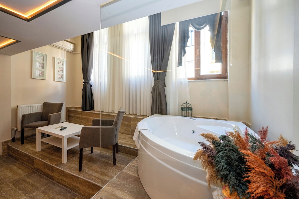 Aiza Suites 11