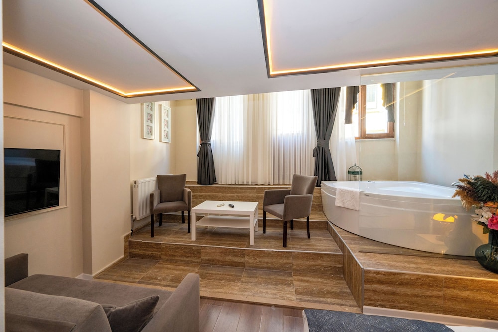 Aiza Suites 8