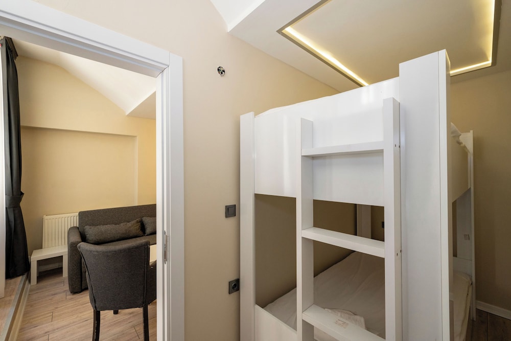 Aiza Suites 23