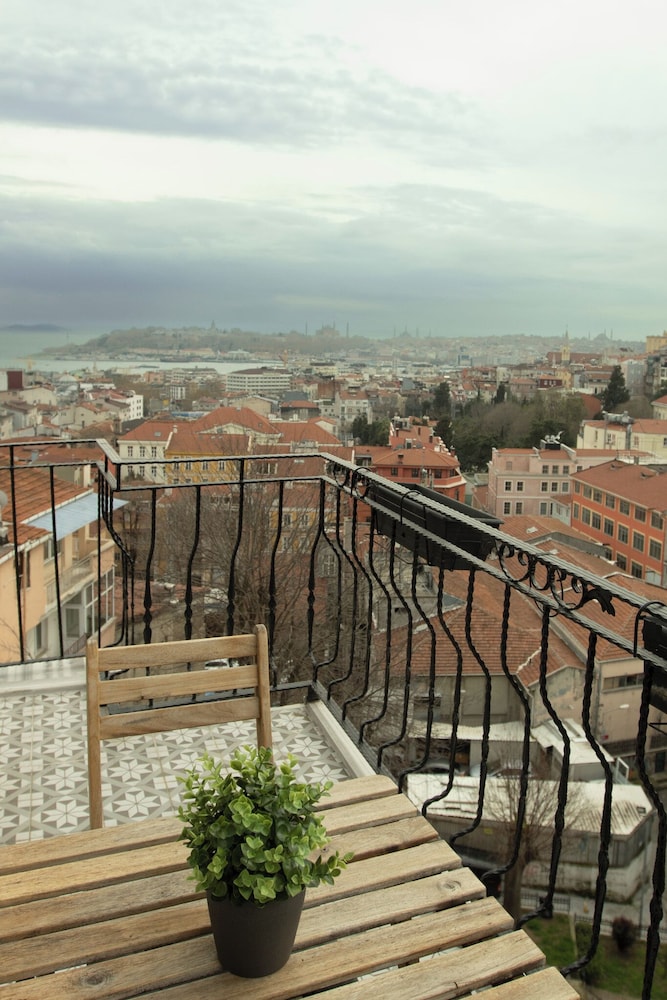 Louis Appartements Pera 20
