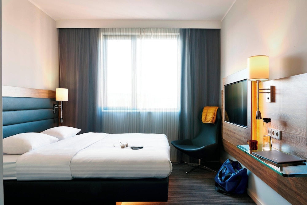 Moxy London Heathrow Airport 24