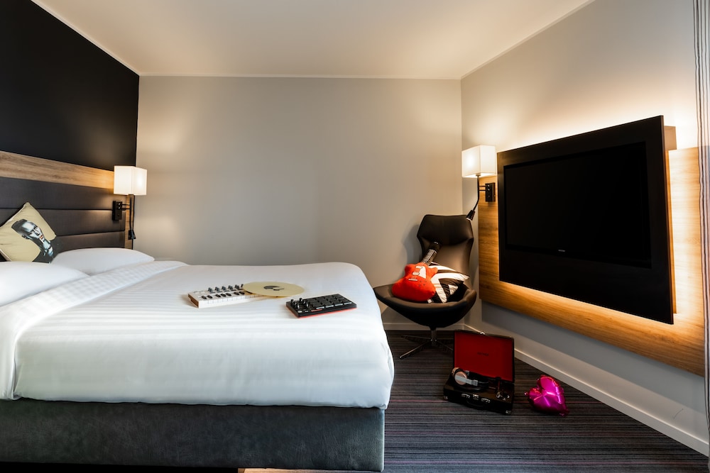 Moxy London Heathrow Airport 12