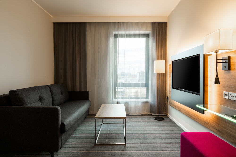 Moxy London Heathrow Airport 18