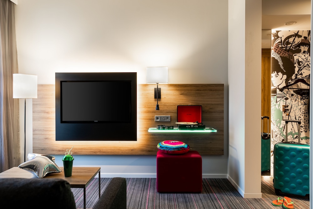 Moxy London Heathrow Airport 17