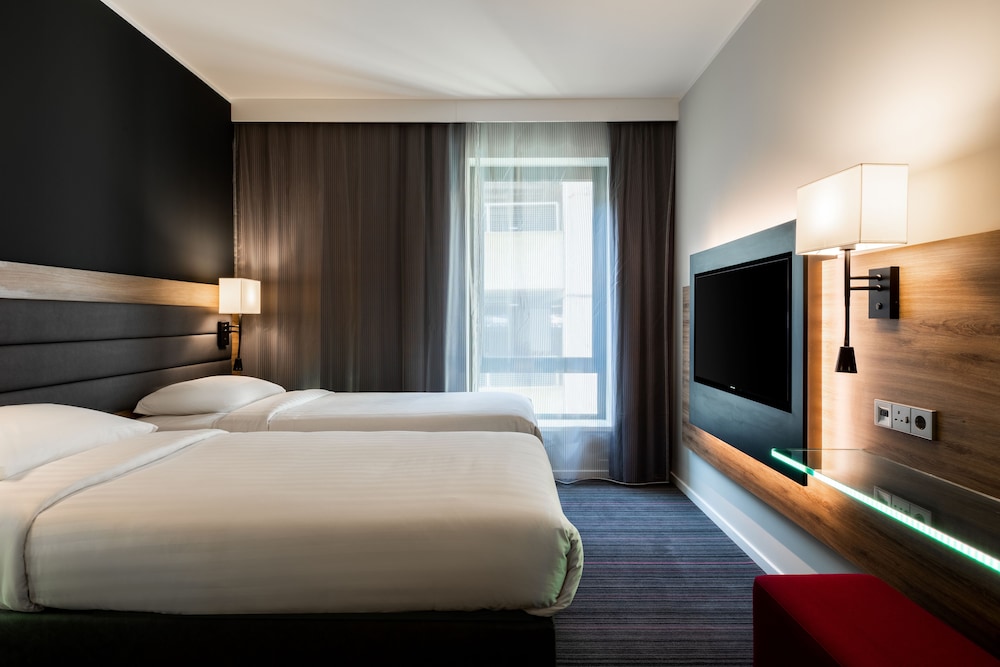 Moxy London Heathrow Airport 13