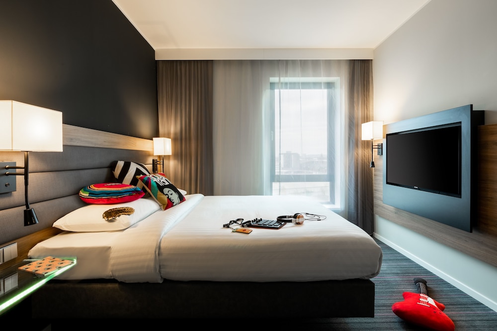Moxy London Heathrow Airport 14