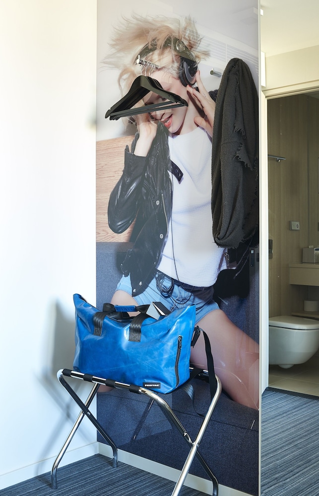 Moxy London Heathrow Airport 3