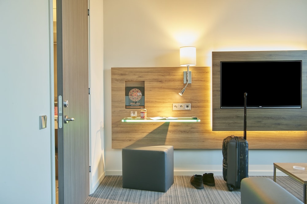 Moxy London Heathrow Airport 7