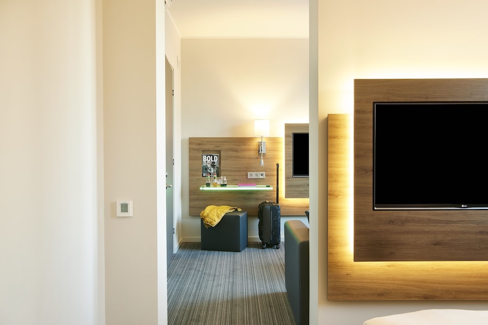 Moxy London Heathrow Airport 6