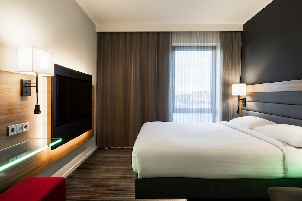 Moxy London Heathrow Airport 11