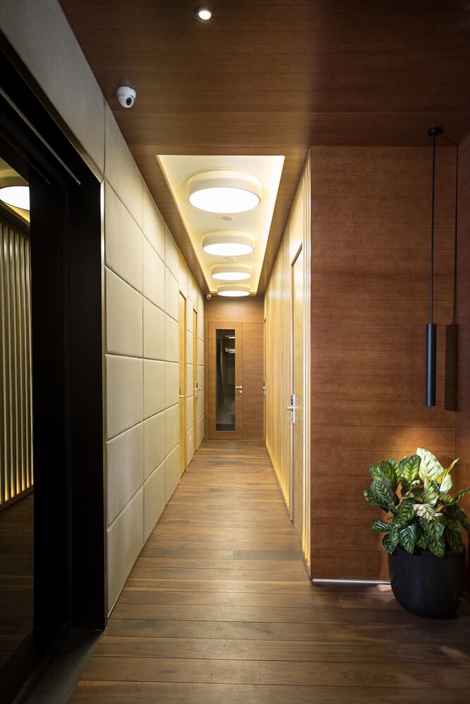 Dominic Smart & Luxury Suites Parliament 1