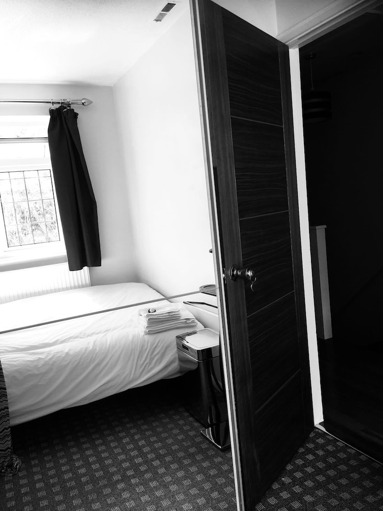 Bianca's House Hotel Heathrow Airport 16