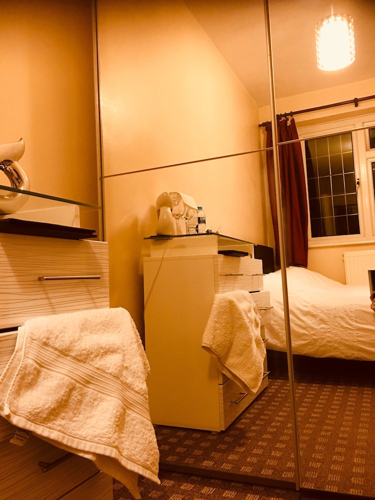 Bianca's House Hotel Heathrow Airport 10