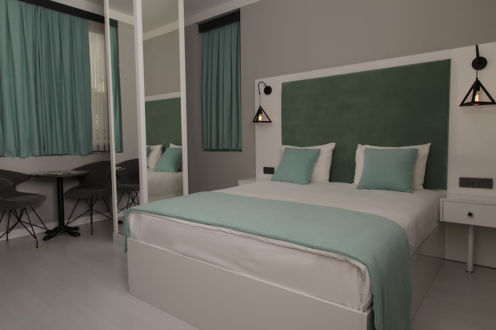 DES Suites Hotel 13