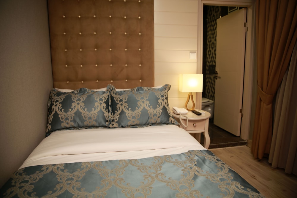 Pelican House Hotel 5