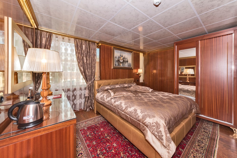 Aura Marina Hotel 10