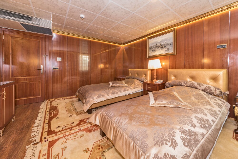 Aura Marina Hotel 5