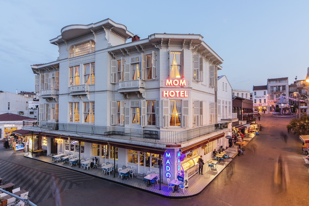 Mom Hotel 1