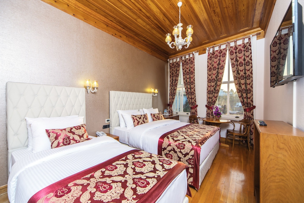 Mom Hotel 21
