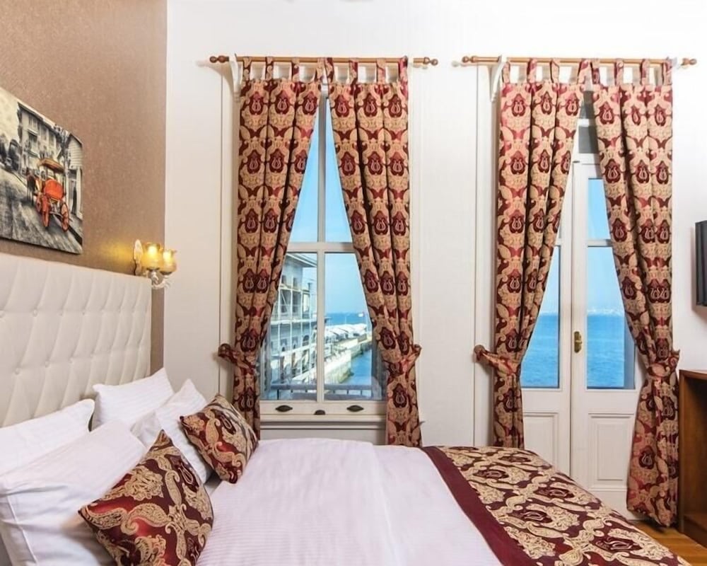 Mom Hotel 9