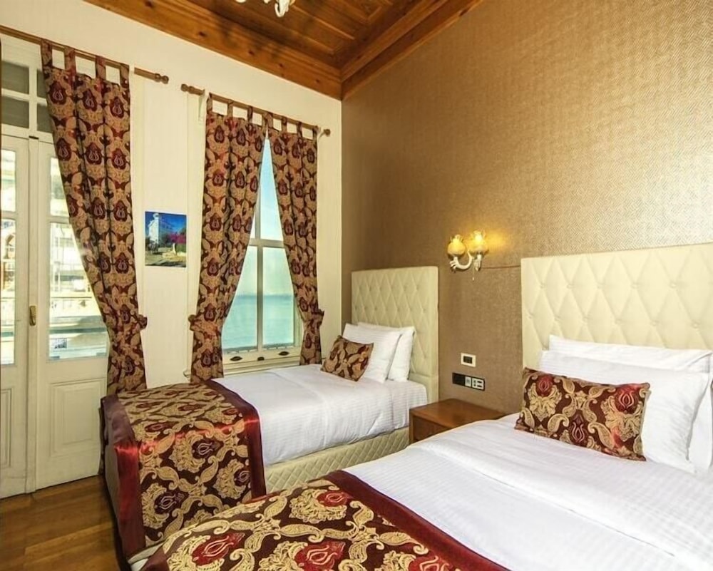 Mom Hotel 10
