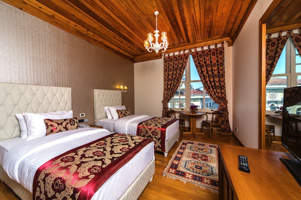 Mom Hotel 13
