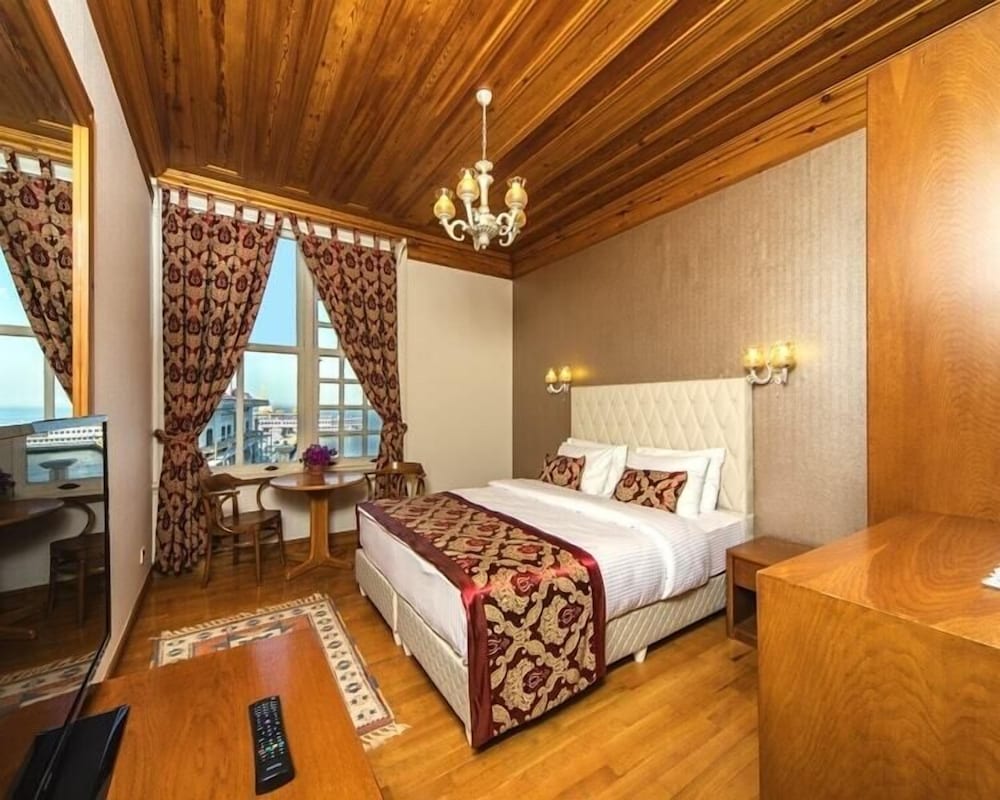 Mom Hotel 12