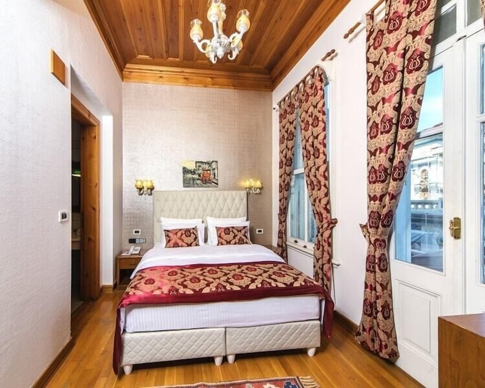 Mom Hotel 11