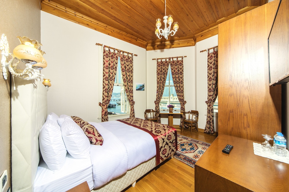 Mom Hotel 8