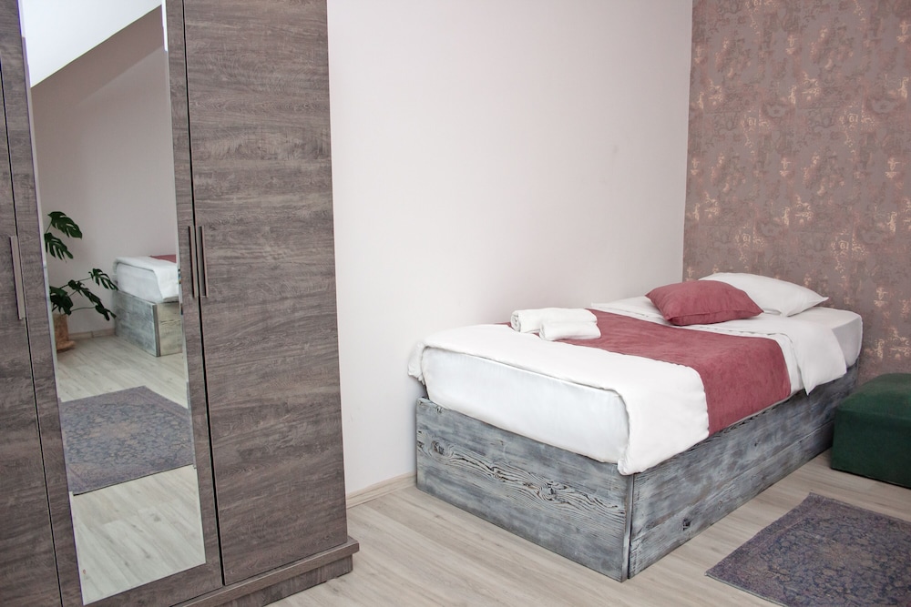 Check Point Hotel 4