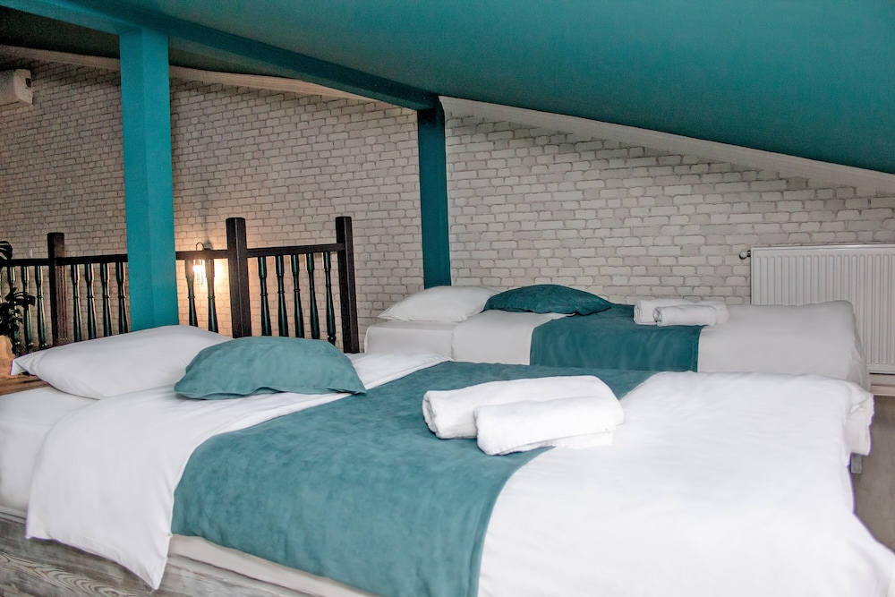 Check Point Hotel 8