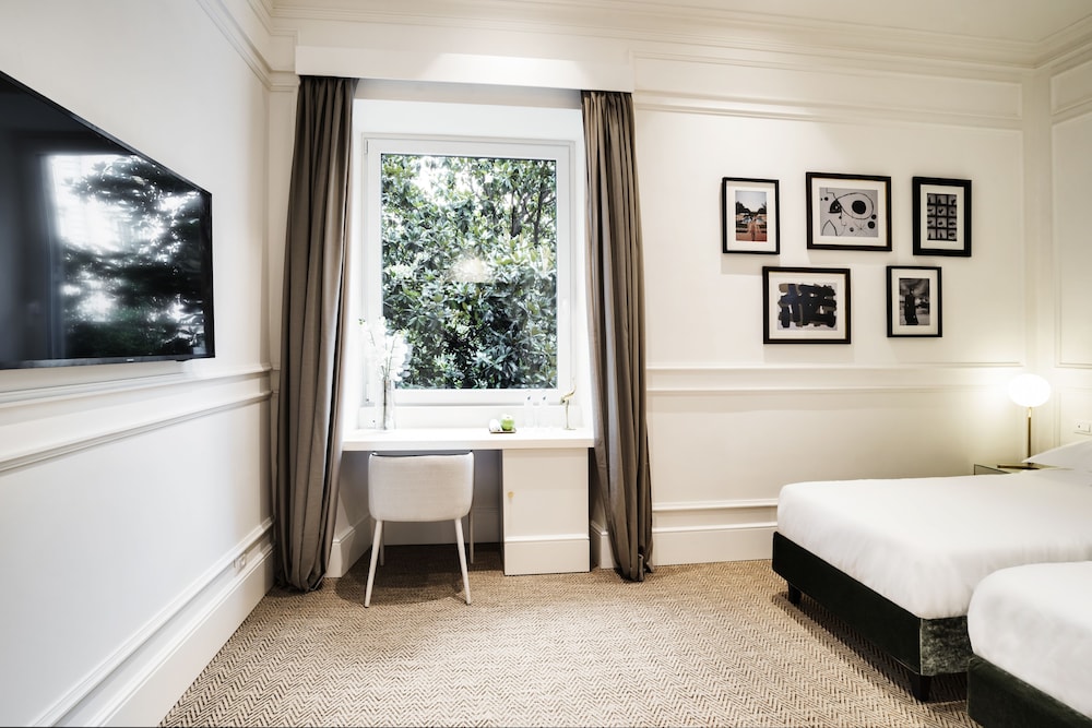 The Shire Hotel 11