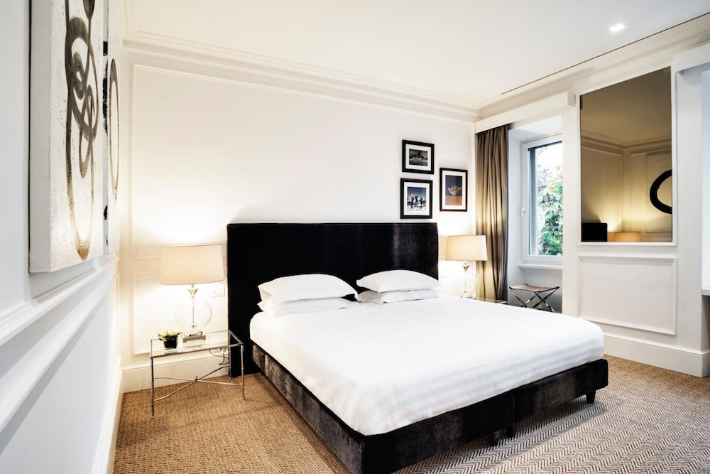 The Shire Hotel 21