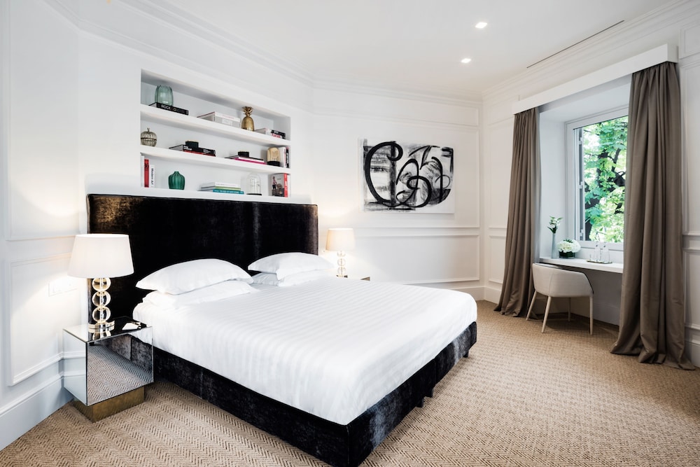 The Shire Hotel 15